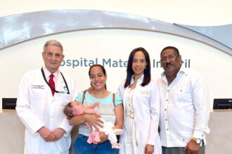 Desde la izquierda el Dr. José Joaquín Puello, una madre con su bebé beneficiada del programa, la Dra. Evelin Medina y el Dr.Edisson Féliz Féliz