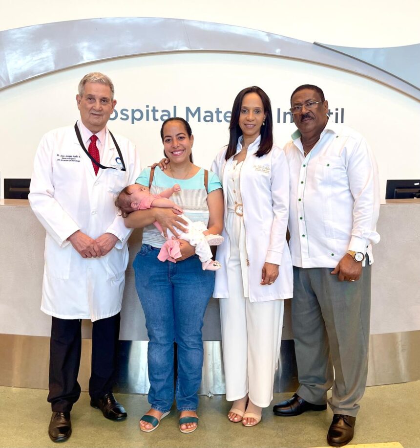Desde la izquierda el Dr. José Joaquín Puello, una madre con su bebé beneficiada del programa, la Dra. Evelin Medina y el Dr.Edisson Féliz Féliz