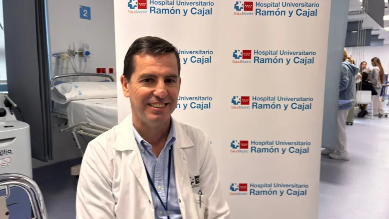 El reumatólogo del Hospital Ramón y Cajal Javier Bachiller. EFE Salud/BPC