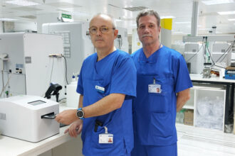 Los doctores Carles Alonso-Tarrés (IZQ) y Jaume Borràs, de la Fundación Puigvert, de Barcelona (España) lideraron el estudio de validación del sistema Sysmex PA-100 AST. Foto: Fundació Puigvert.EFE