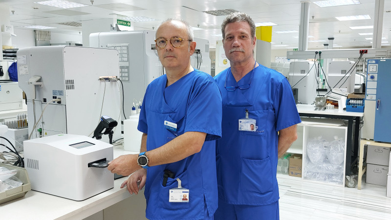 Los doctores Carles Alonso-Tarrés (IZQ) y Jaume Borràs, de la Fundación Puigvert, de Barcelona (España) lideraron el estudio de validación del sistema Sysmex PA-100 AST. Foto: Fundació Puigvert.EFE