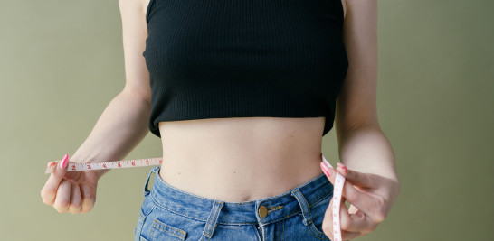 El deseo de alcanzar una delgadez erróneamente idealizada favorece que algunos jóvenes adopten conductas de riesgo. Foto: Mikhail Nilov- Pexels.EFE